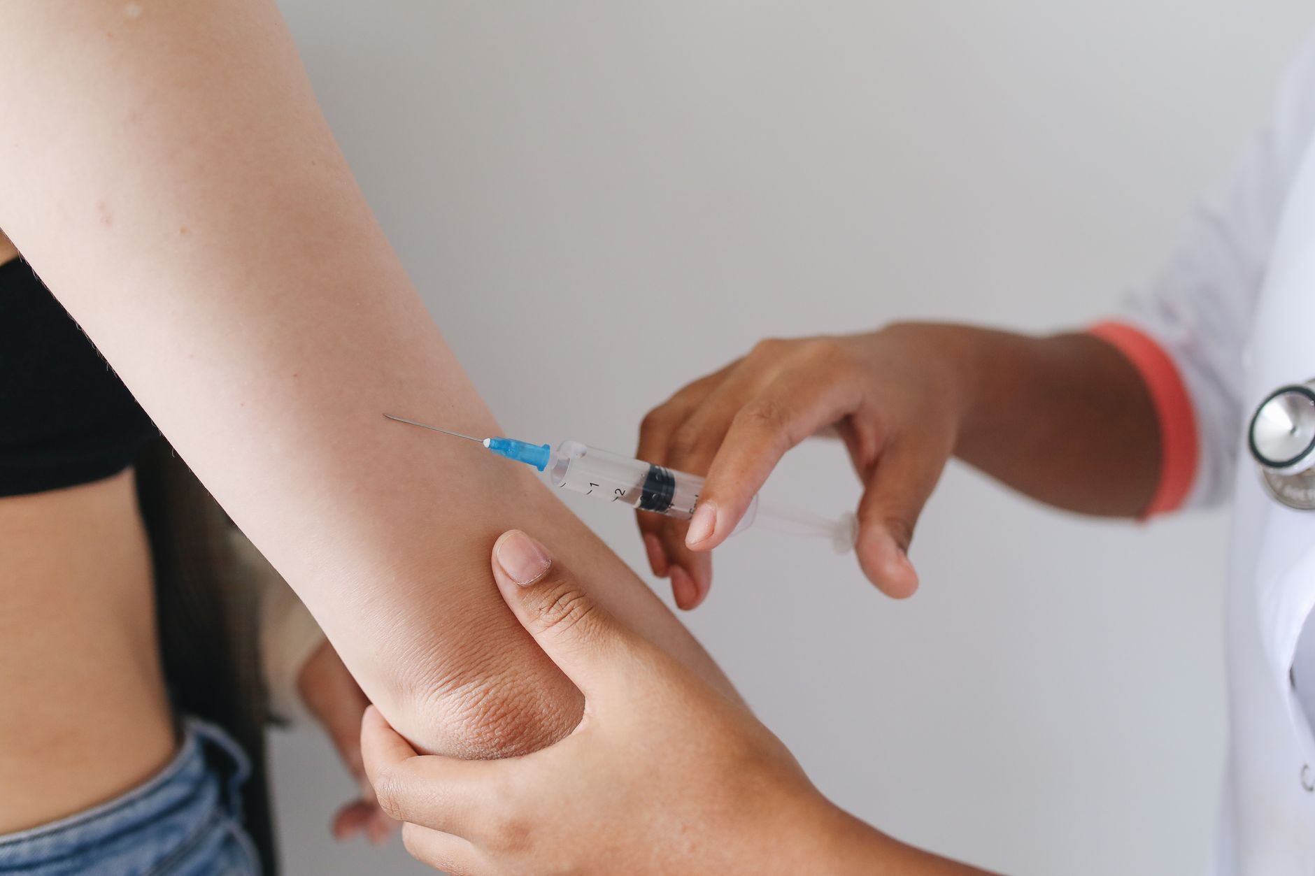 Vacunas después de los 50 en España: cuáles te tocan y por qué el herpes zóster preocupa a partir de esta edad